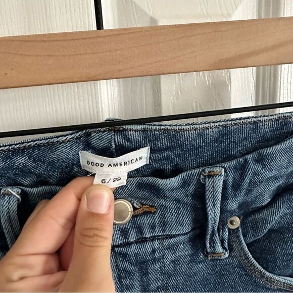 Good American Good Waist Cropped Chewed Hem Jeans Women’s Size 6 - Picture 3 of 7